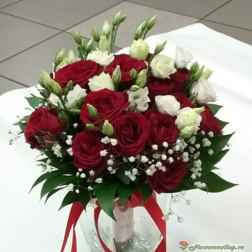 Букет невесты из красных роз и лизиантуса