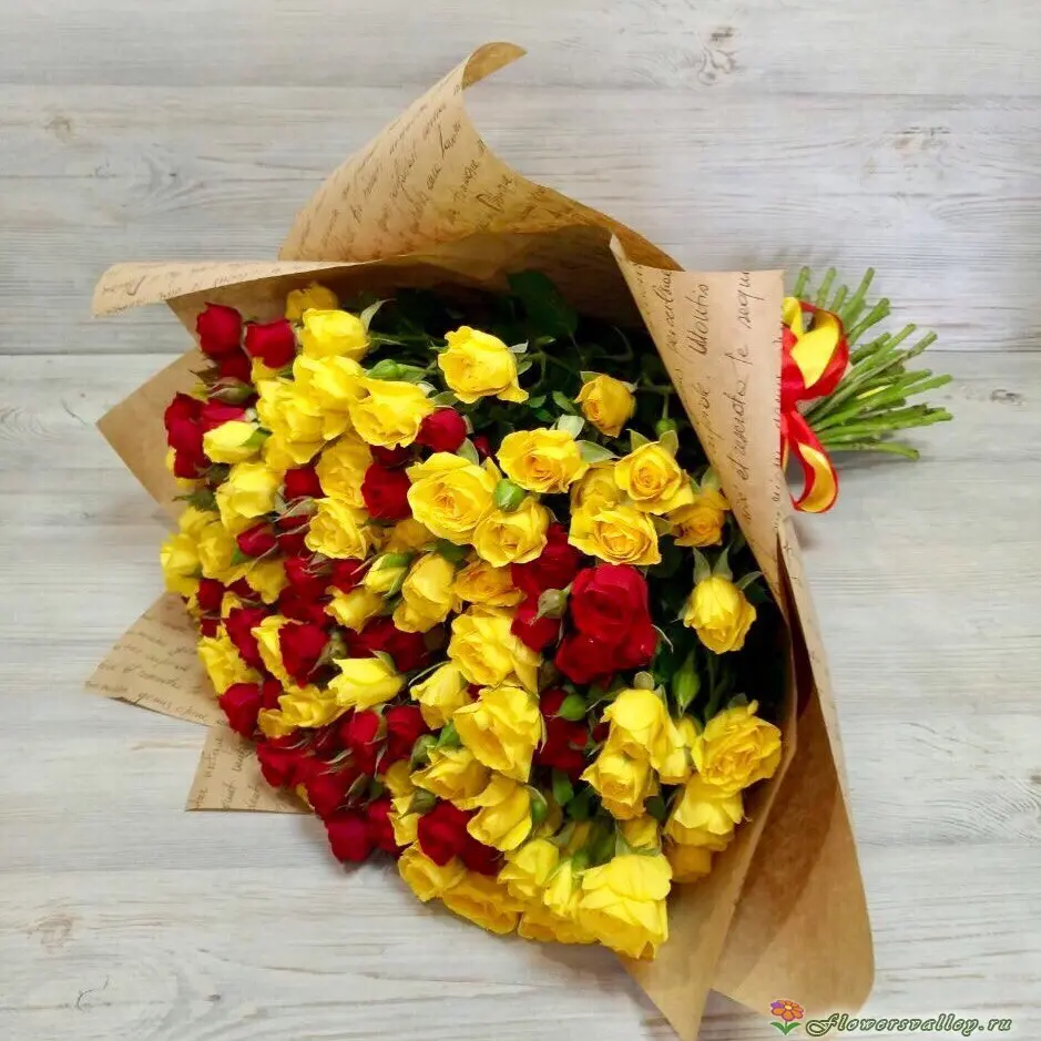 Букет из красных и желтых кустовых роз, 15шт