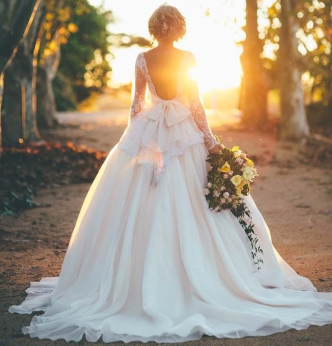 Красивые девушки в свадебном платье со спины