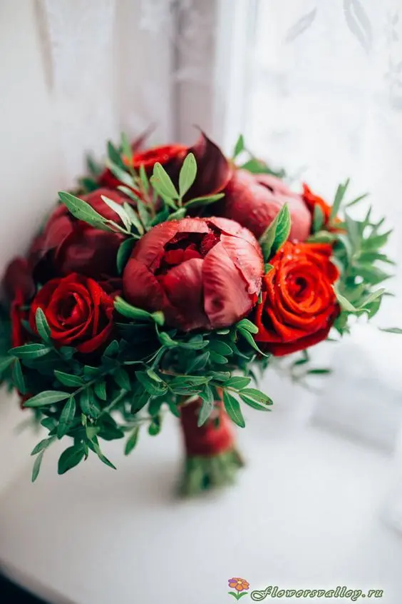 Купить букет невесты из красных пионов и роз недорого
