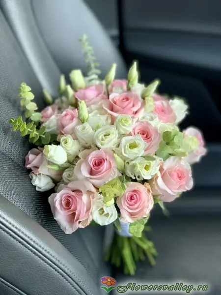 Букет невесты из розовых роз и лизиантуса