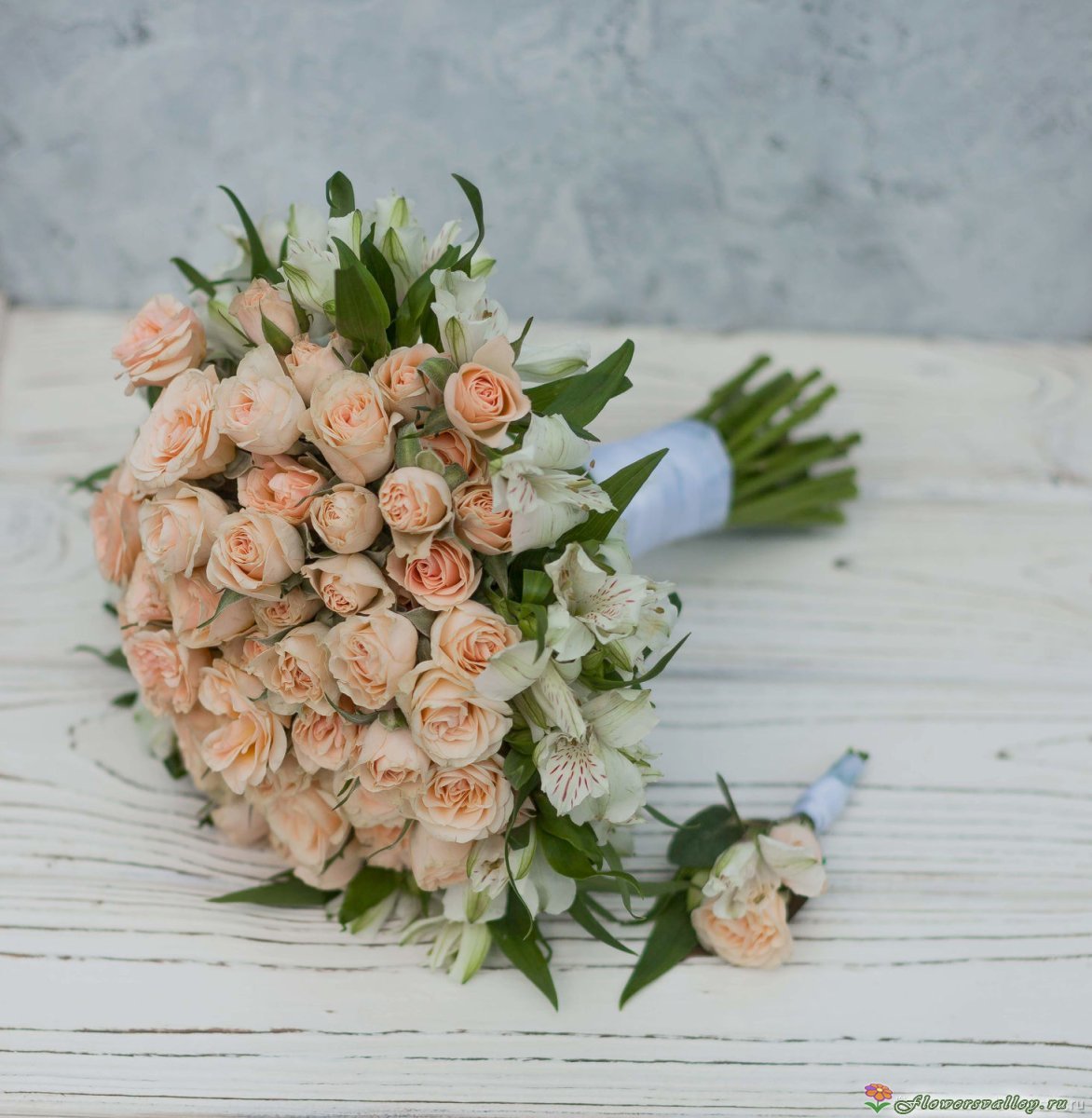 Букет невесты из кустовых роз и альстромерии