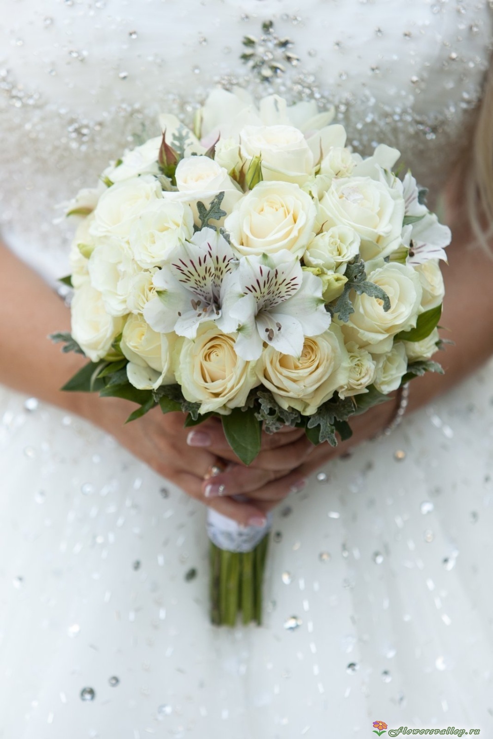 Букет невесты из кустовых роз и альстромерии