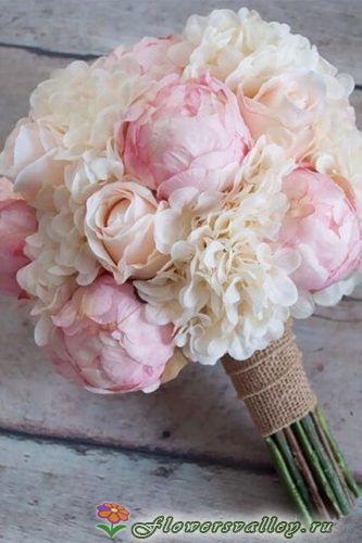 Букет невесты из гортензии и пионов