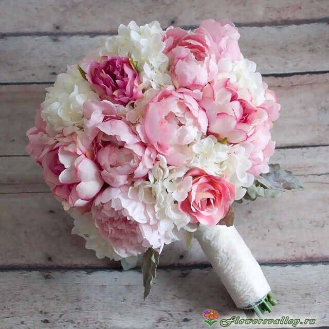 Букет невесты из гортензии и пионов
