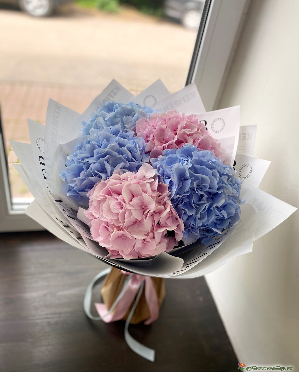 Букет из разноцветных гортензий