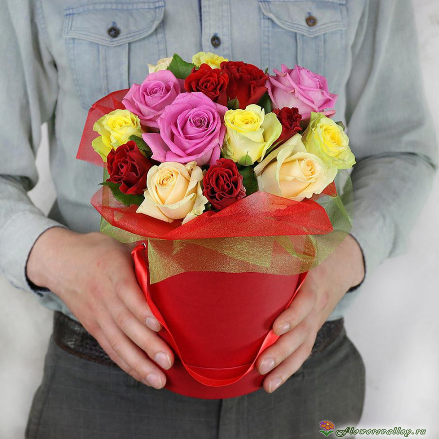 Шляпная коробка с разноцветными розами