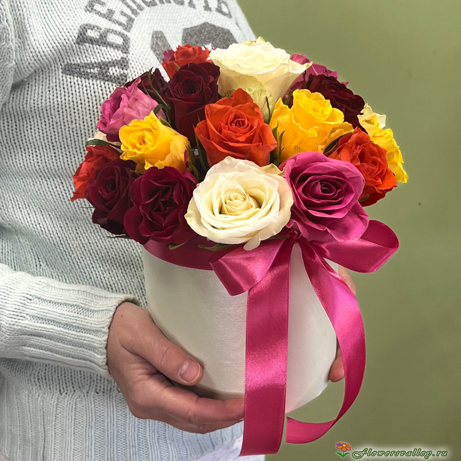 Шляпная коробка с разноцветными розами