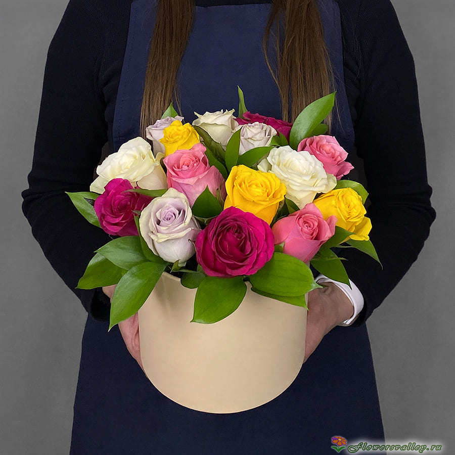 Шляпная коробка с разноцветными розами