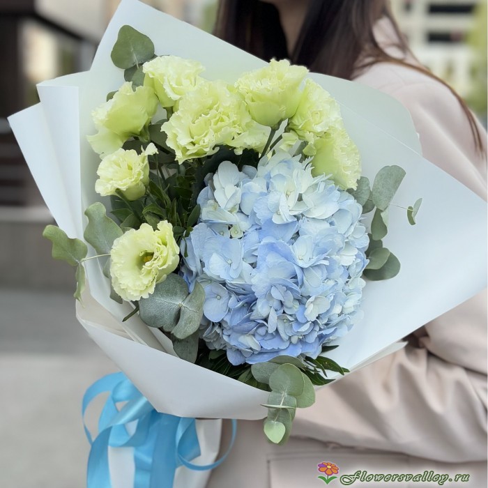 Букет из голубой гортензии и эустомы