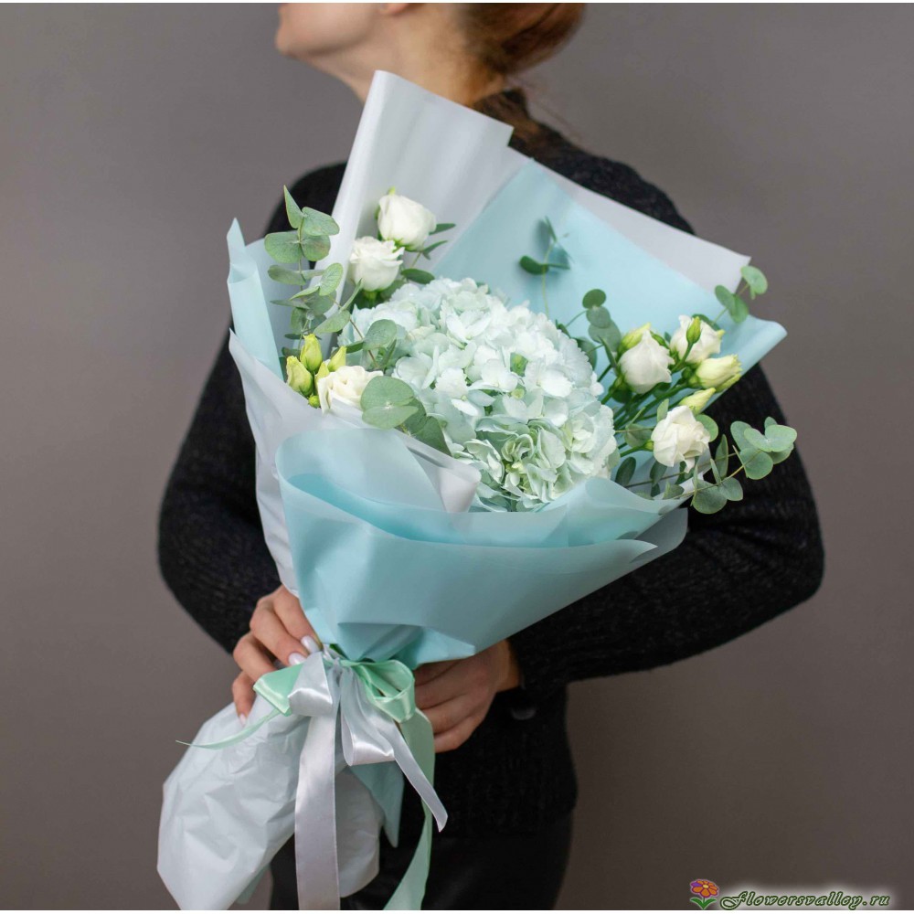 Букет из голубой гортензии и эустомы
