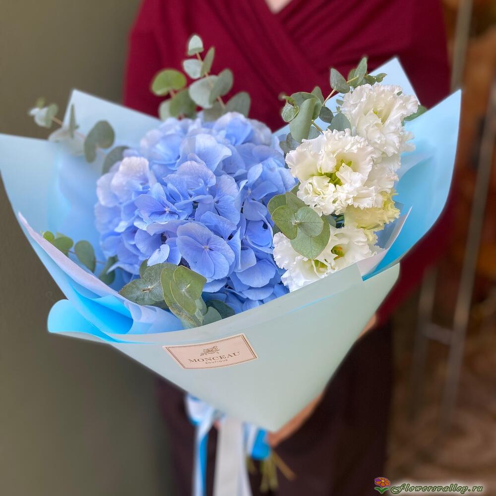 Букет из голубой гортензии и эустомы