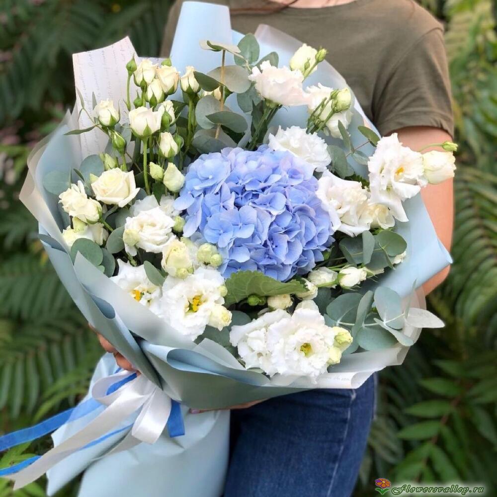 Букет из голубой гортензии и эустомы