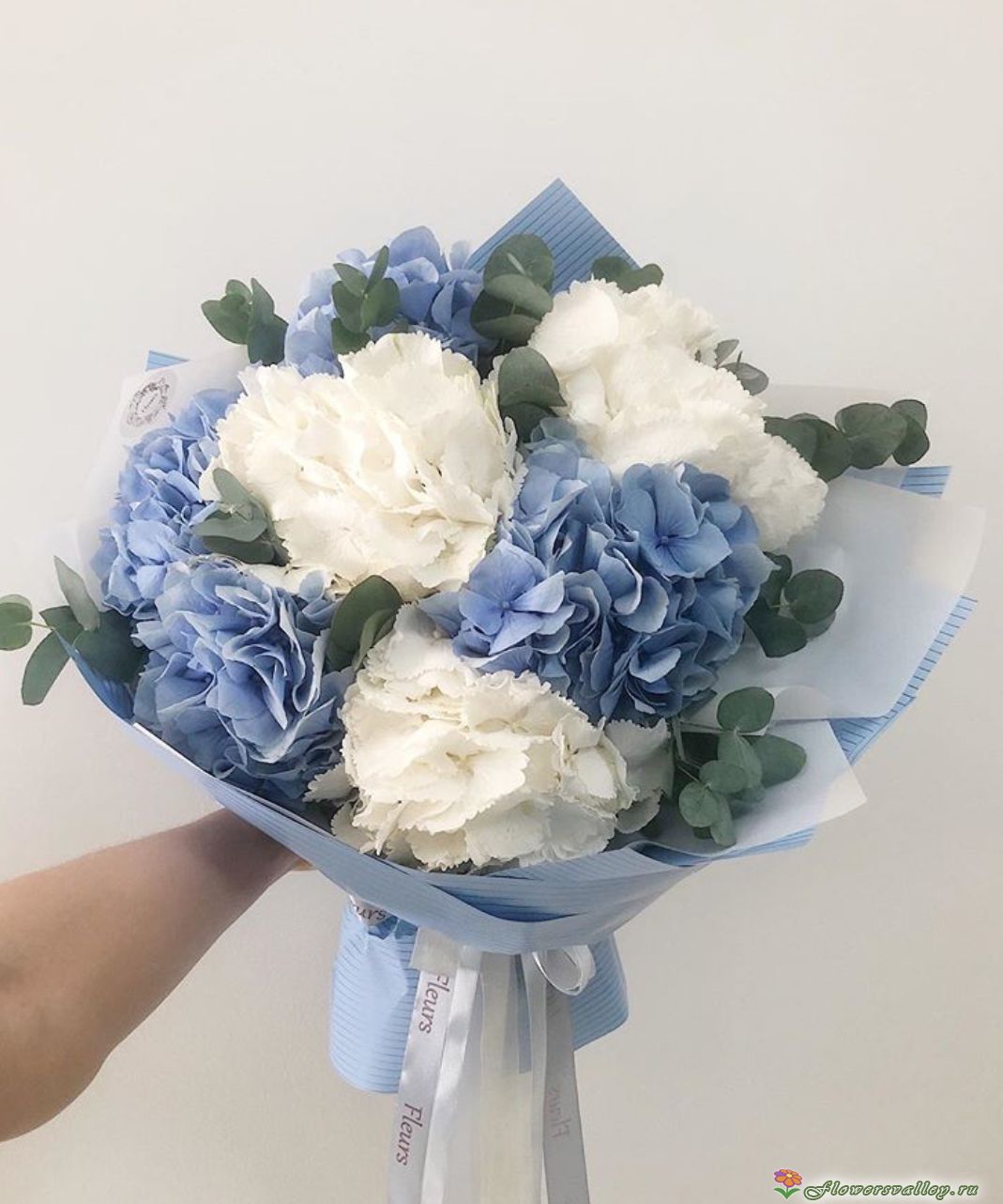 Букет из белой и голубой гортензии, 5 шт.