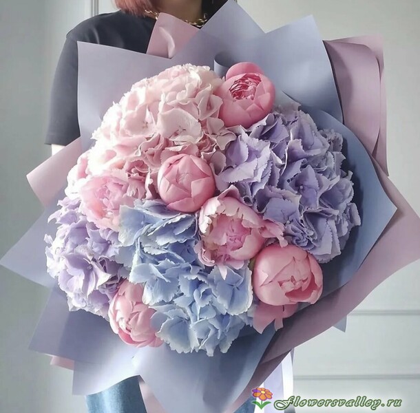 Букет с гортензией и пионами