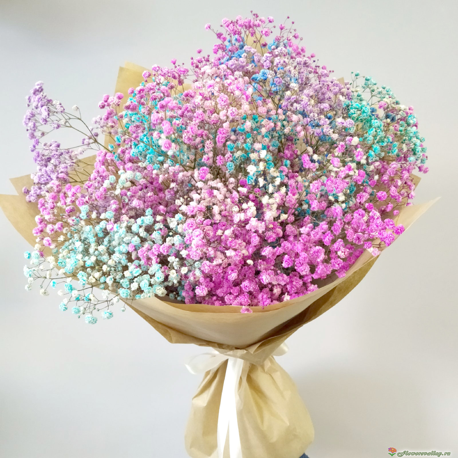букет из разноцветной гипсофилы