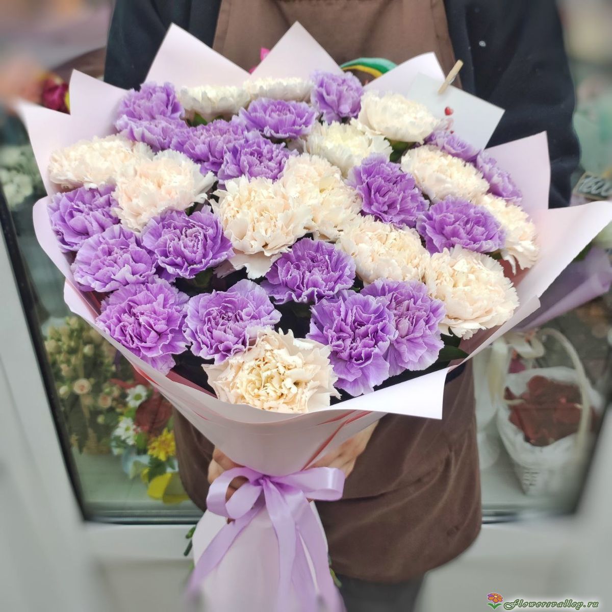 букет с кремовой и фиолетовой гвоздикой 