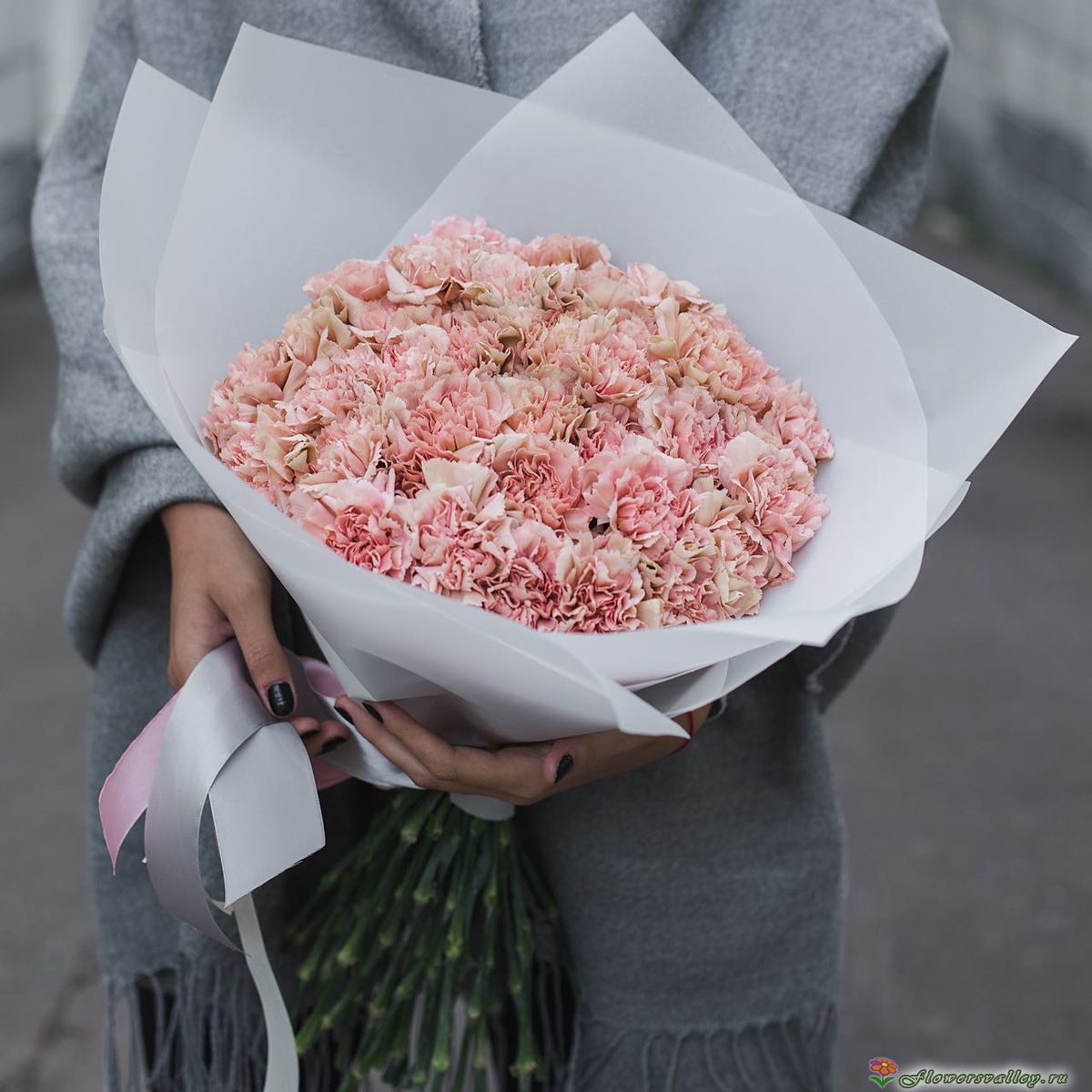 Букет из кремовых гвоздик