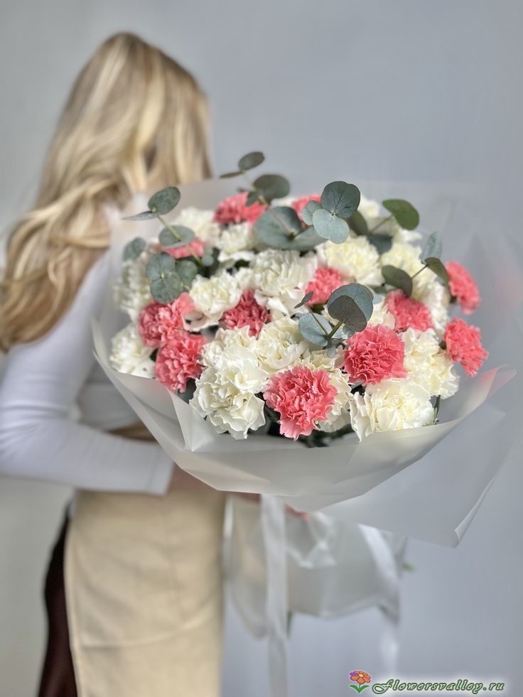 букет из розовой и белой гвоздики