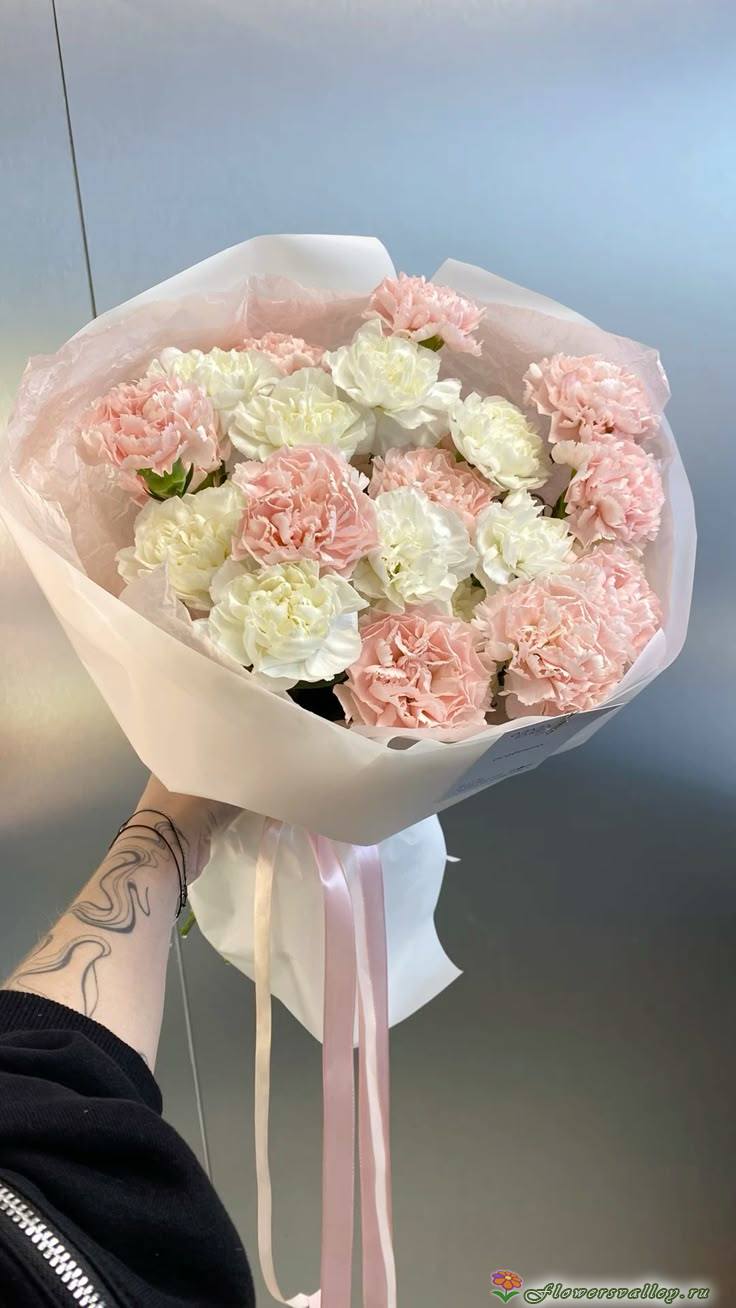 букет из розовой и белой гвоздики