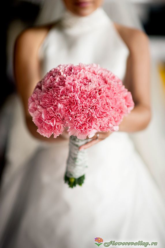 Букет невесты из ярко розовых гвоздик