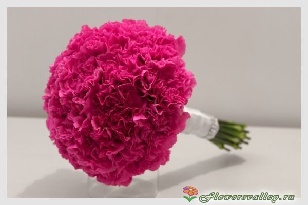 Букет невесты из ярко розовых гвоздик