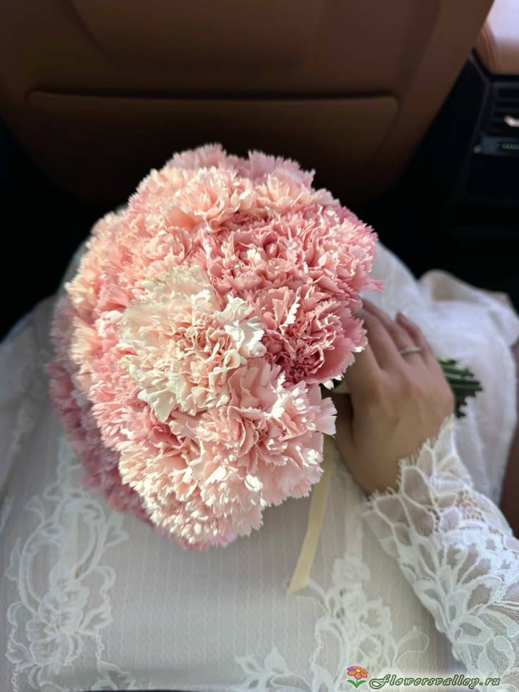 Букет невесты из розовых гвоздик 
