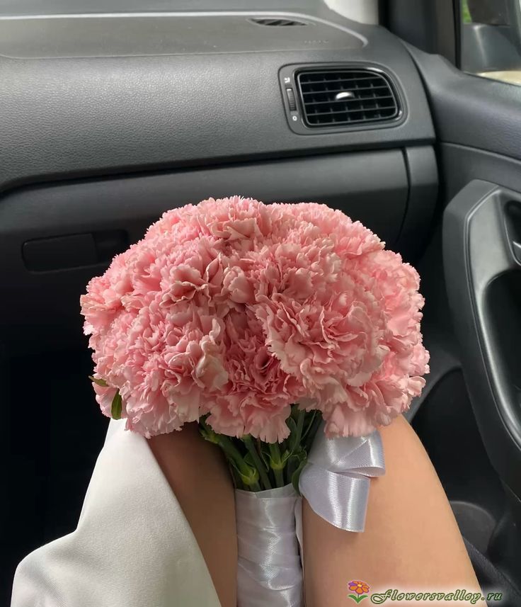 Букет невесты из розовых гвоздик 