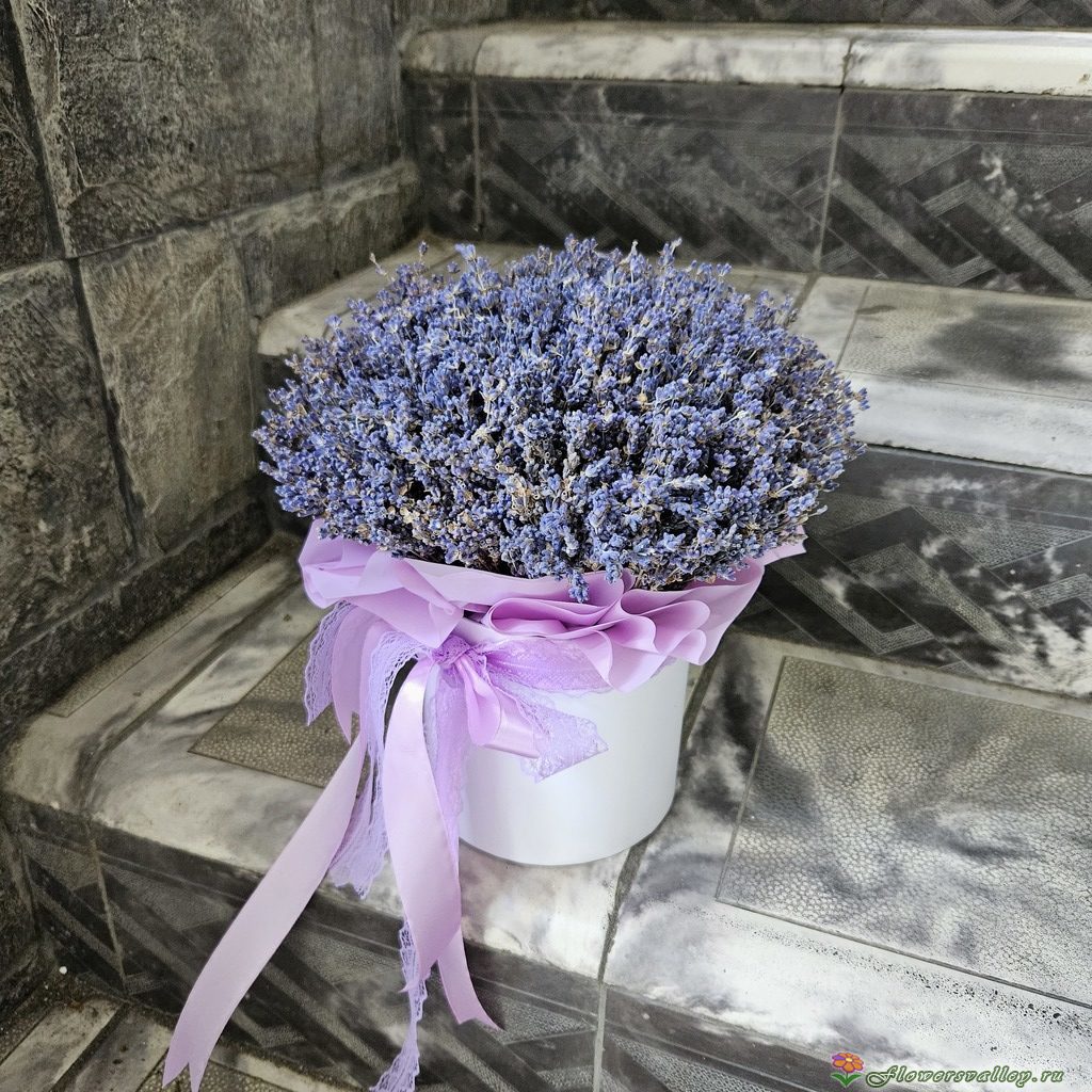 Лаванда в шляпной коробке, размер маленький.