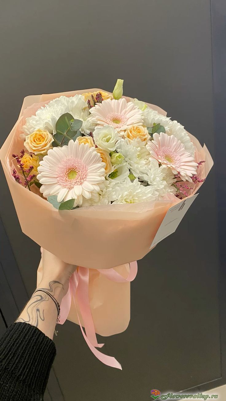 Букет из гербер, хризантем и кустовой розой