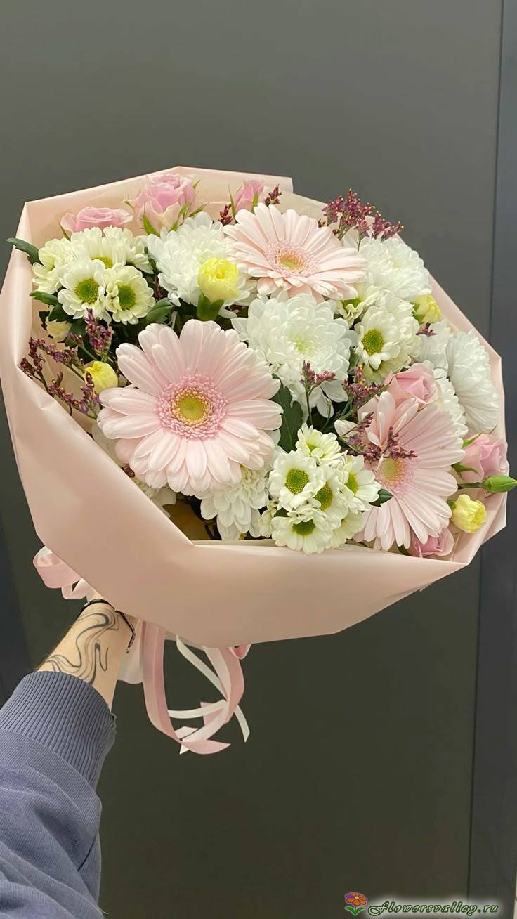 Букет из гербер, хризантем и кустовой гвоздики с