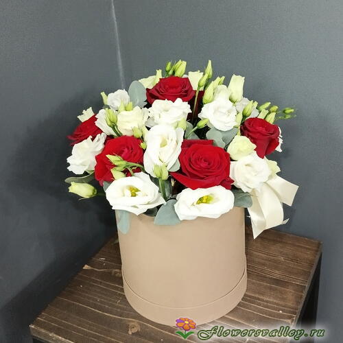 Шляпная коробка с красной розой и эустомой