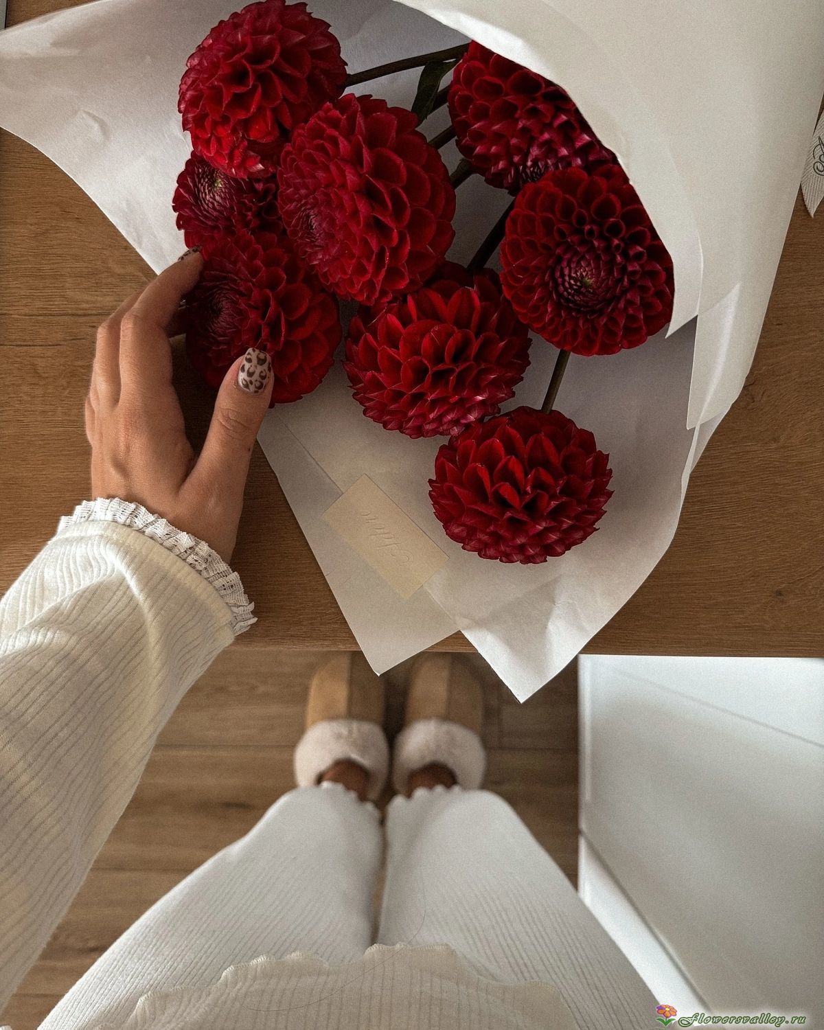 Букет из красных георгин