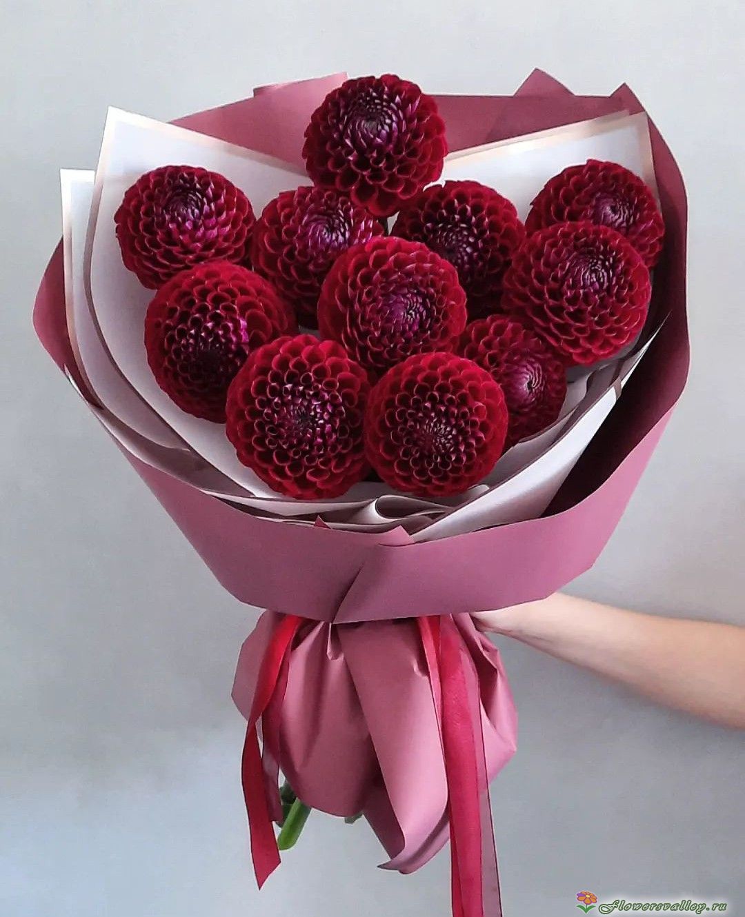 Букет из красных георгин