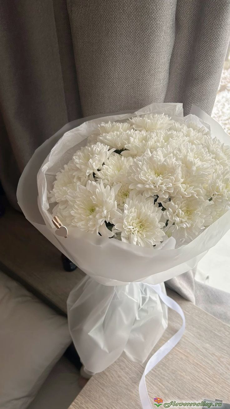 Букет избелых хризантем