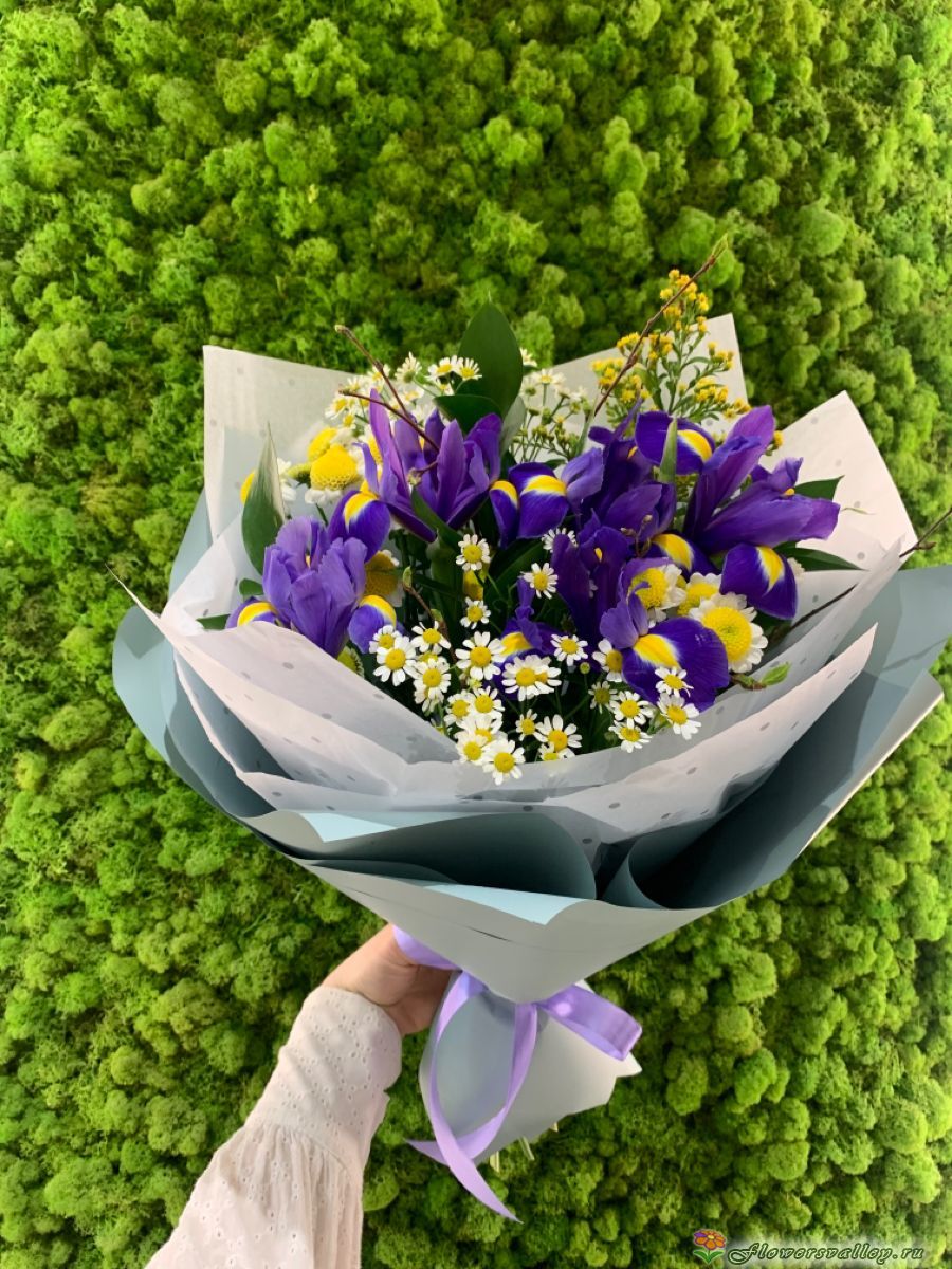 Букет из ромашек и 9 ирисов