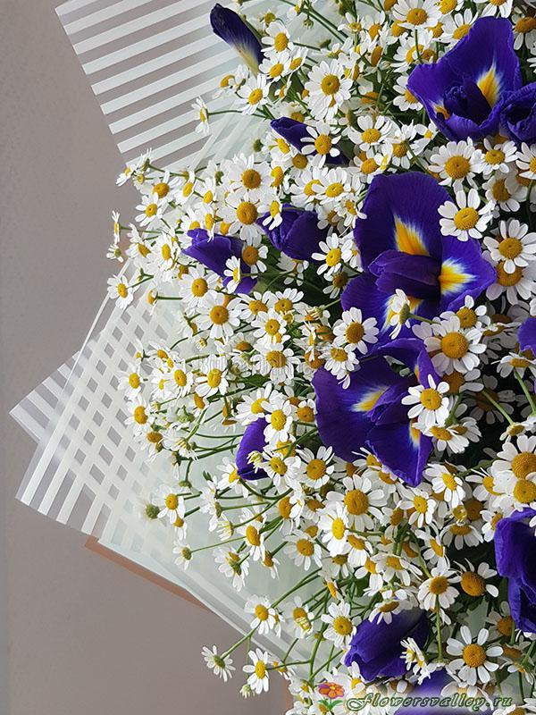 Букет из ромашек и 9 ирисов
