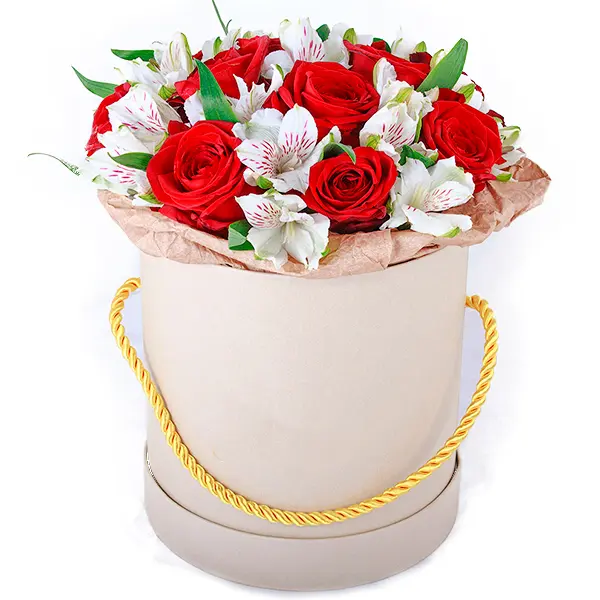 Шляпная коробка с розой и альстромерией