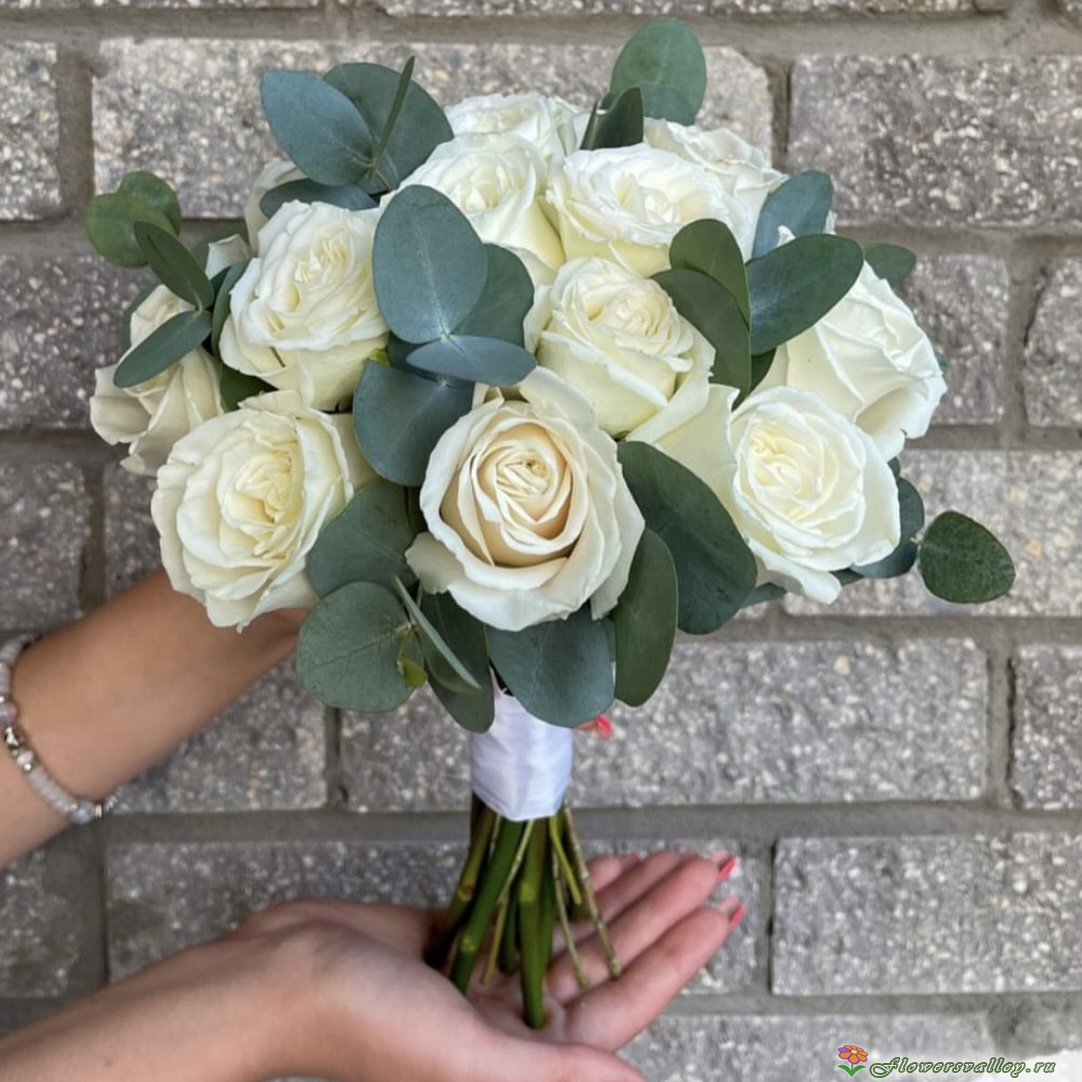 Букет невесты из белоснежных роз с эвкалиптом