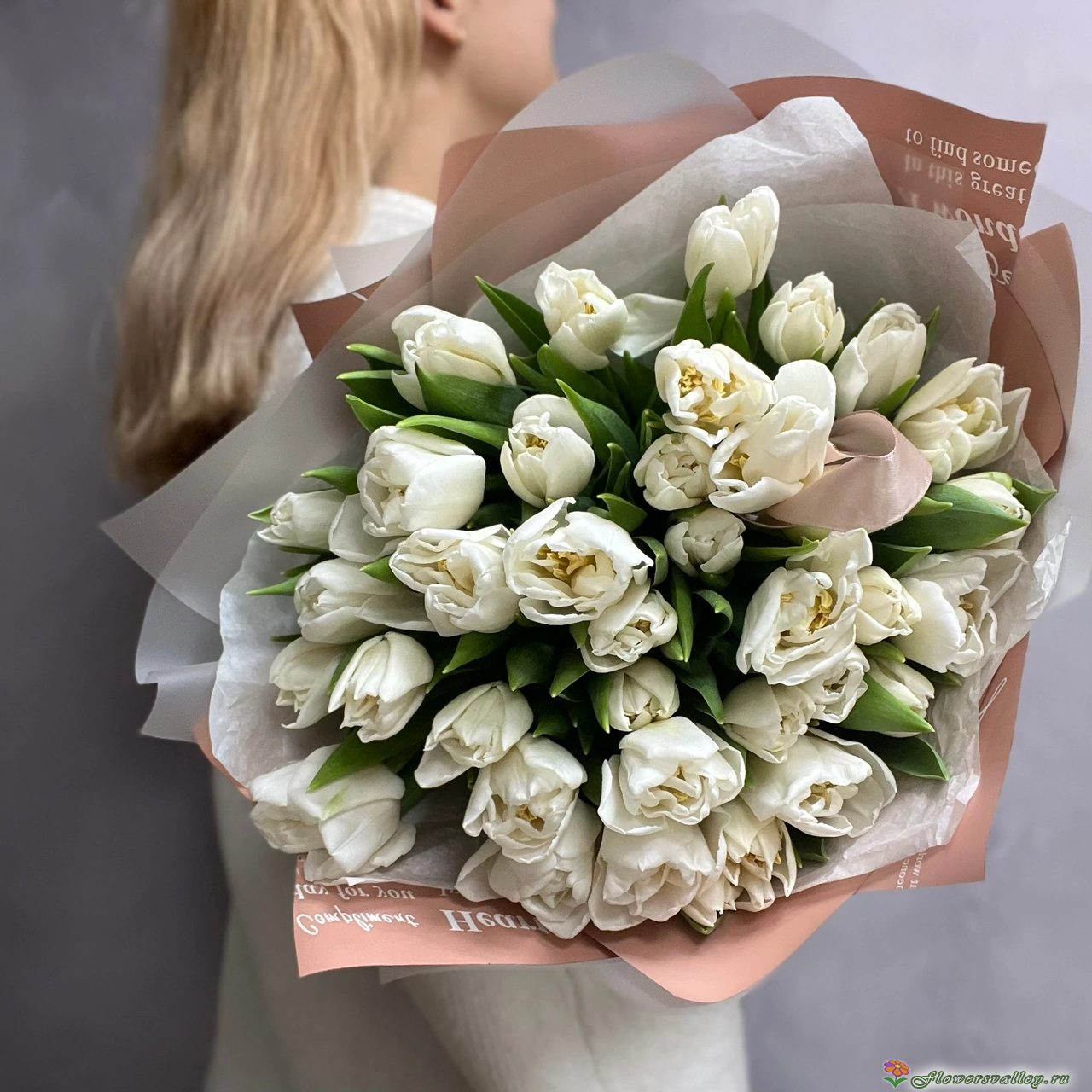 Букет из белых пионовидных тюльпанов