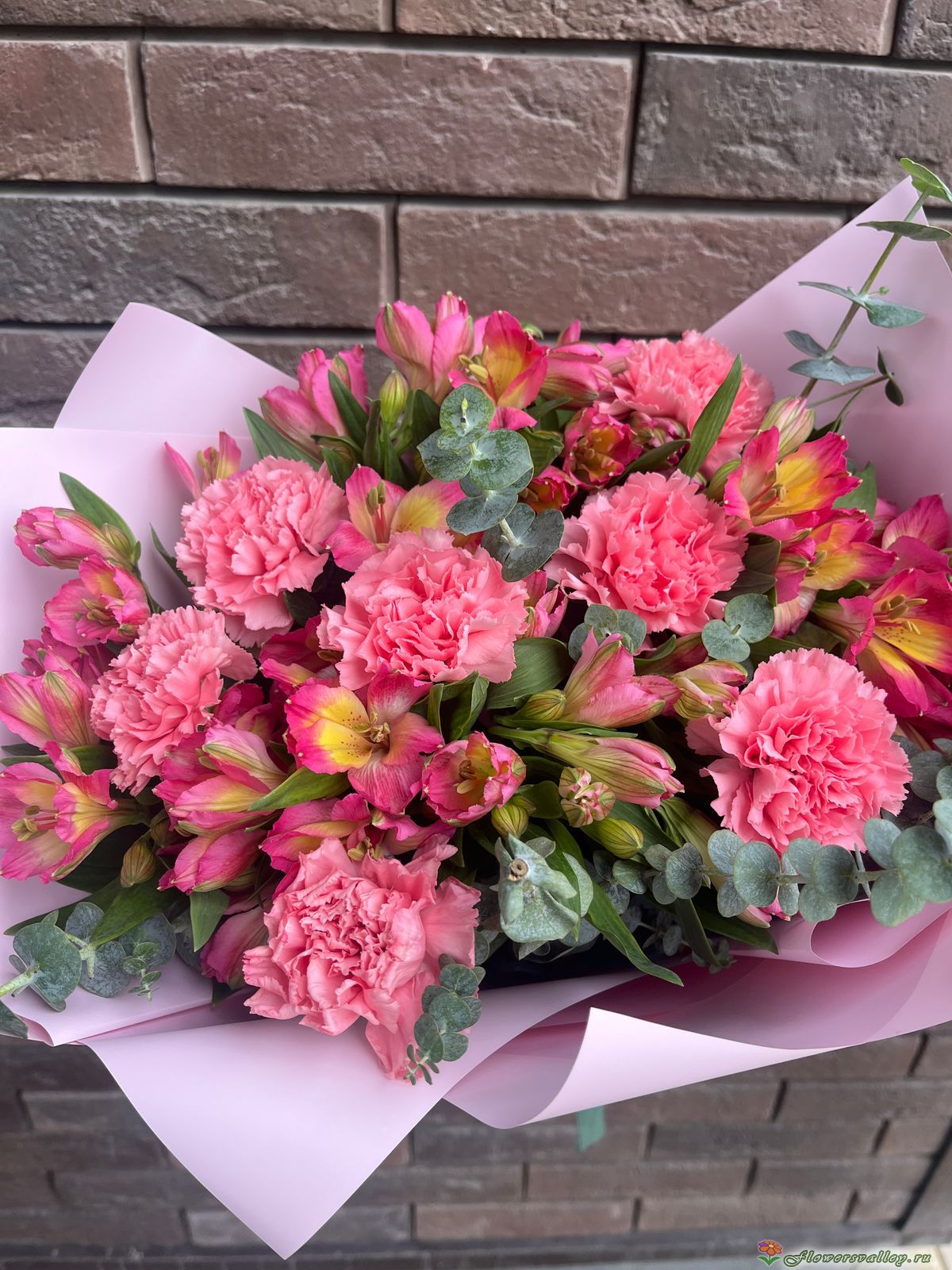 Букет с гвоздикой Karida и альстромерией 