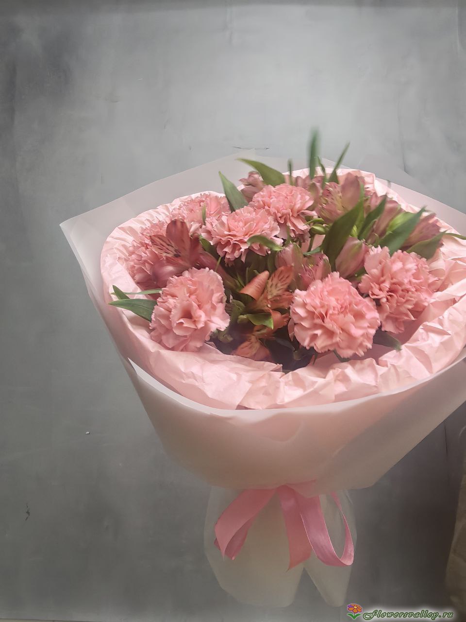 Букет с гвоздикой Karida и альстромерией 