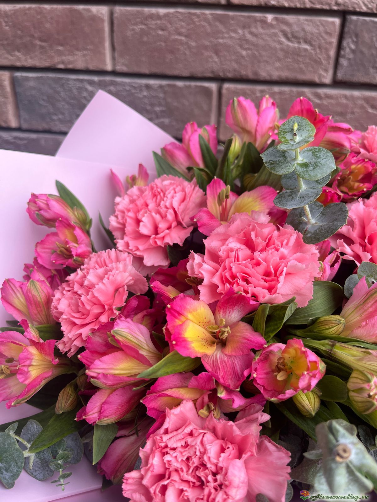 Букет с гвоздикой Karida и альстромерией 