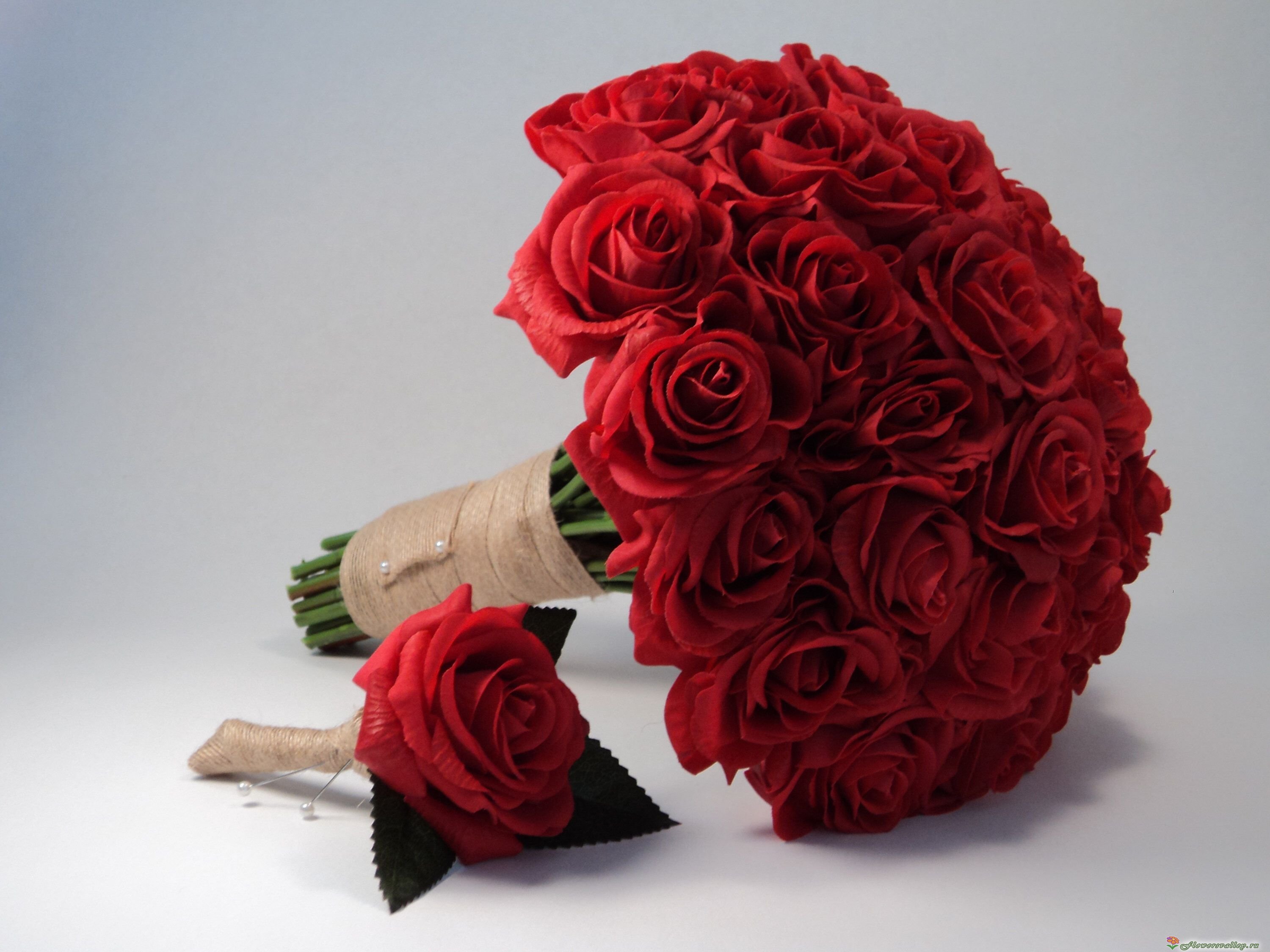 Букет невесты из красных роз (сорт Ред Наоми)