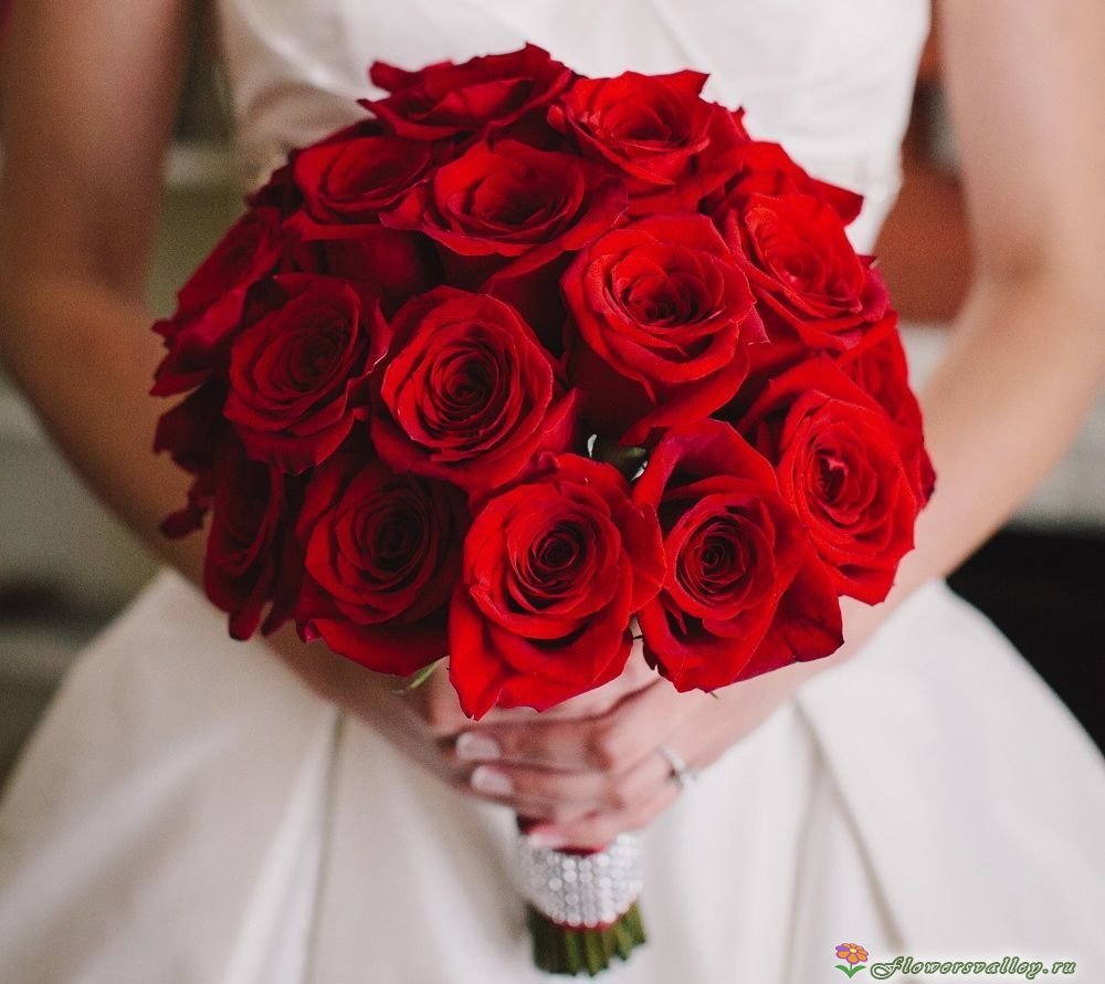 Букет невесты из красных роз (сорт Ред Наоми) фото 2