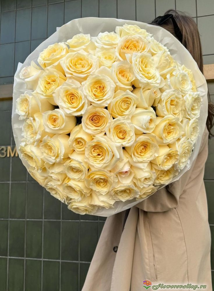 Букет из 51 розы Канделайт (пр-во Эквадор, сорт "Candlelight", пионовидная)