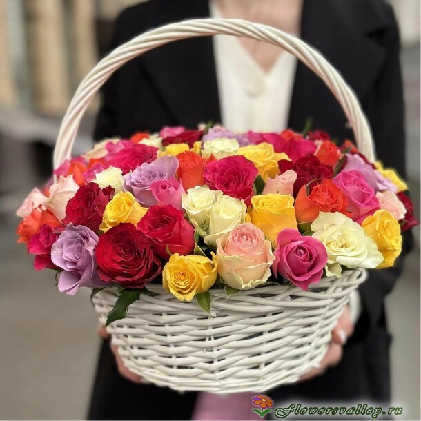 корзина из разноцветных роз