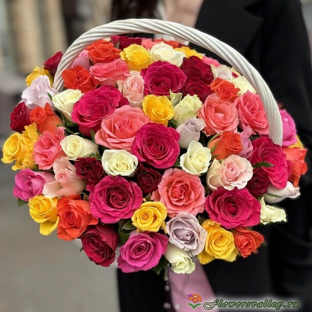 корзина из разноцветных роз
