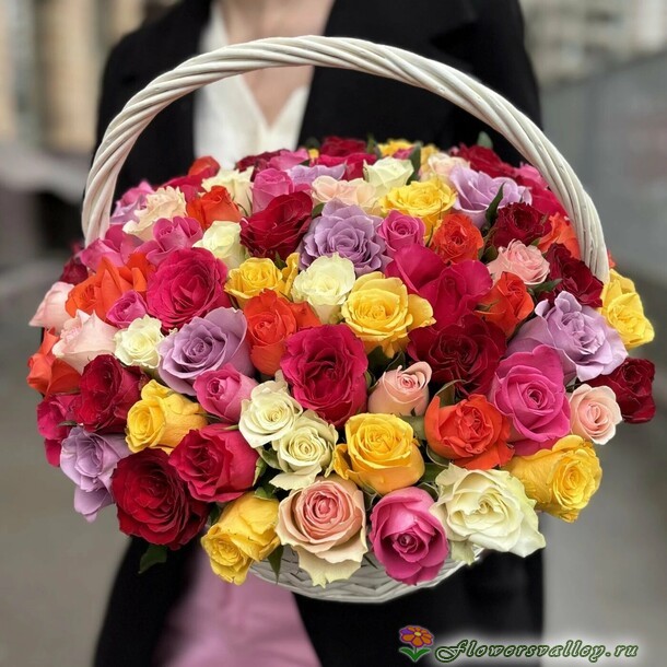 корзина из разноцветных роз