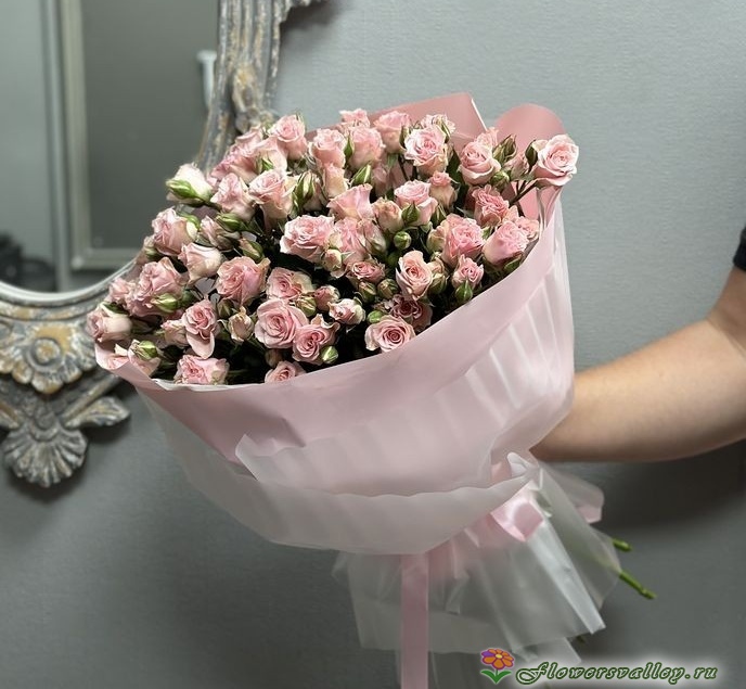 Букет из 15 розовых кустовых роз "Лидия" (Lidia)